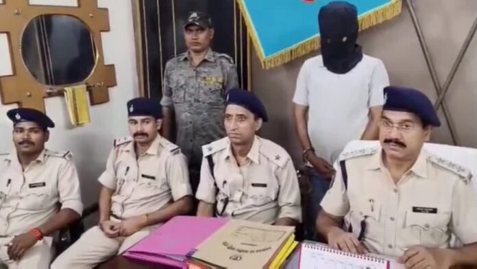 Dhanbad News KYC Update के नाम पर साइबर ठगी करने वाला युवक गिरफ्तार 5 सिम कार्ड बरामद