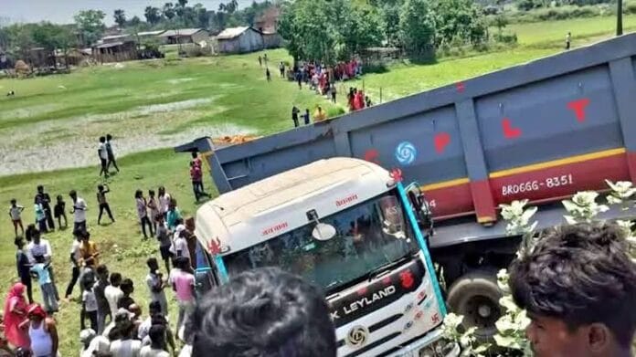 सीतामढ़ी में भीषण सड़क हादसा हाइवा ने ई-रिक्शा को मारी टक्कर