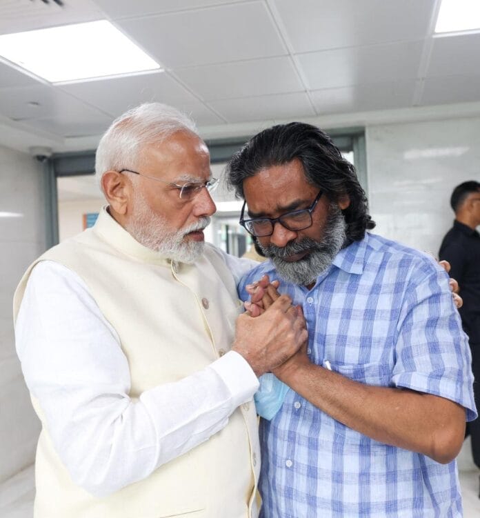 प्रधानमंत्री मोदी ने दुख की घड़ी में मुख्यमंत्री हेमंत सोरेन को गले लगाकर बांधा ढाढ़स