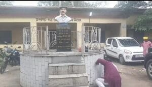 प्रखंड कार्यालय परिसर स्थित शहीद भगत सिंह की प्रतिमा के समीप गंदगी का अम्बार, समाजसेवीयों ने लगायी झाड़ू, हटाई गंदगी... 1 IMG 20250928 WA0025