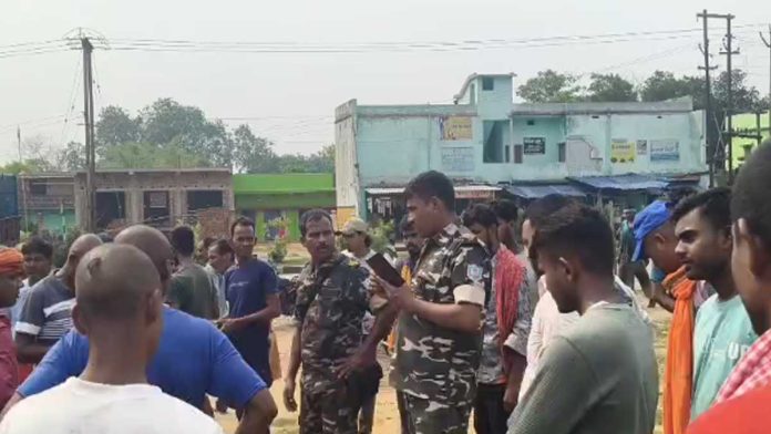 Rajganj pickup van accident: राजगंज में तेज रफ्तार पिकअप ने मचाई तबाही, एक के बाद एक तीन वाहनों को रौंदा