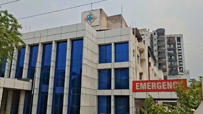 Dhanbad private hospital vivad: धनबाद के निजी अस्पताल में क्यों रोका गया शव? परिजनों ने लगाए गंभीर आरोप
