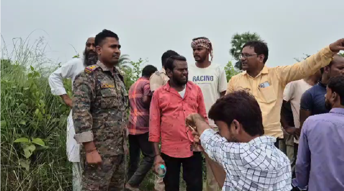 धनबाद में तीन दिन से लापता युवक का पेड़ से लटका मिला शव, परिजनों ने जताई हत्या की आशंका