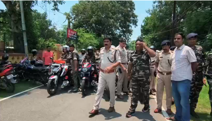 मोहर्रम को लेकर निरसा में पुलिस अलर्ट, एसडीपीओ के नेतृत्व में निकाला गया फ्लैग मार्च