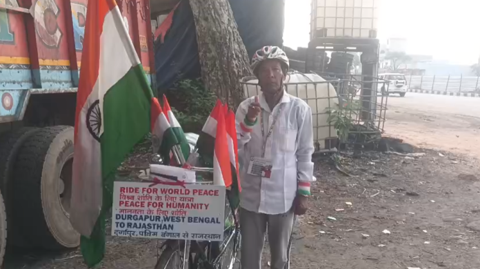 55 वर्षीय छोला विक्रेता श्यामापद शर्मा 19 साल से साइकिल पर फैला रहे विश्व शांति का संदेश