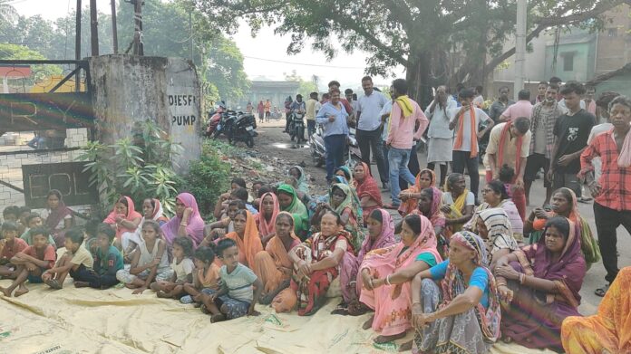 Nirsa News: बिजली संकट पर फूटा ग्रामीणों का गुस्सा!
