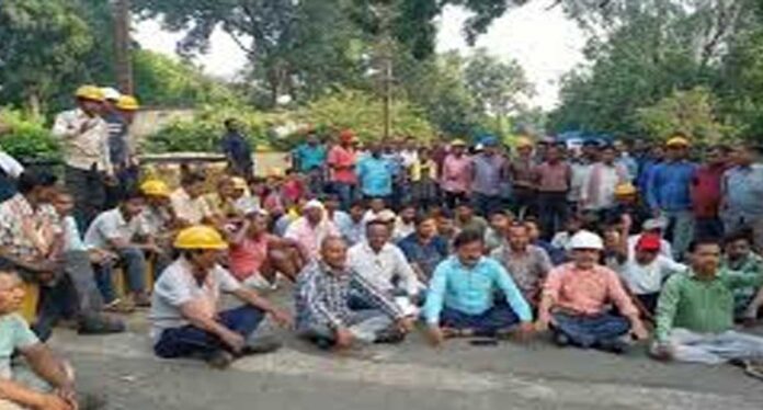 Bokaro News: चंद्रपुरा प्लांट में मजदूरों का उग्र प्रदर्शन