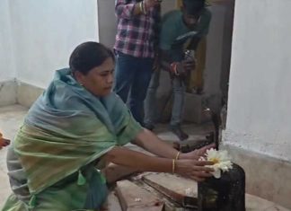 PM मोदी के 12 साल पूरे होने पर निरसा में विशेष पूजा, अपर्णा सेनगुप्ता ने की दीर्घायु की कामना PM मोदी के 12 साल पूरे होने पर निरसा में विशेष पूजा