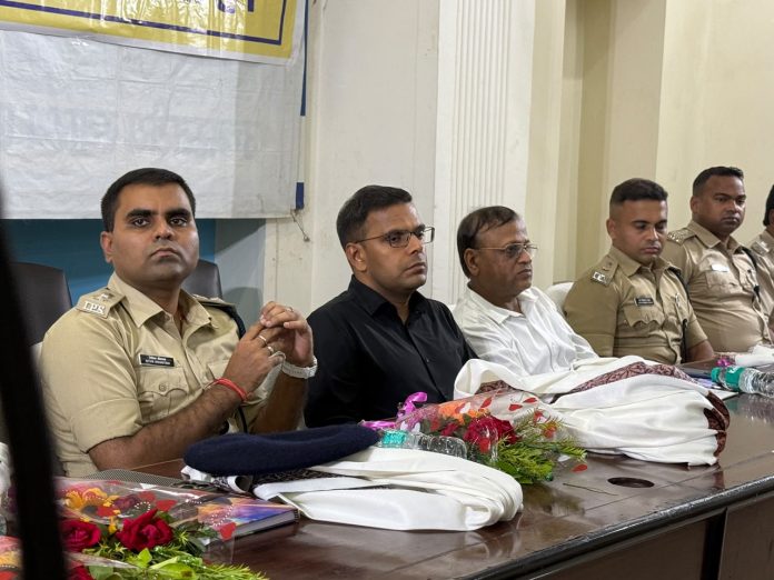 Dhanbad: व्यापारियों से संवाद में धनबाद एसएसपी का बड़ा संदेश, रंगदारी मांगने वालों को नहीं बख्शेगी पुलिस