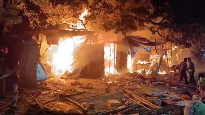बोकारो की फल मंडी में भीषण आग, लाखों का नुकसान, 6 लाख के आम जलकर राख