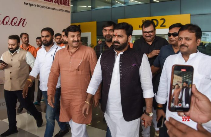 पटना पहुंचे मनोज तिवारी, पवन सिंह को लेकर दिया बड़ा बयान, बोले- आगे पूरा आसमान खड़ा है