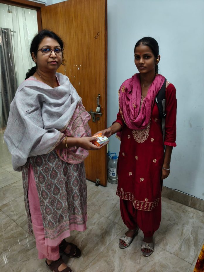 धनबाद: उपायुक्त के जनता दरबार में दिव्यांग छात्रा को मिली डिजिटल हियरिंग ऐड, पढ़ाई में मिलेगी नई मदद