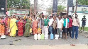 BCCL के खिलाफ बागडीह बस्ती के ग्रामीणों का धरना, पानी-बिजली संकट पर फूटा गुस्सा; महिला बेहोश होने से बढ़ा तनाव