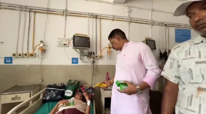धनबाद में राहुल गांधी के जन्मदिन पर सेवा दिवस, कांग्रेस कार्यकर्ताओं ने सदर अस्पताल में बांटे फल