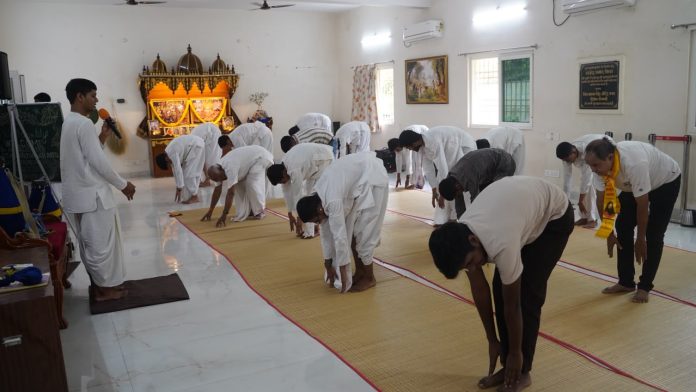 International Yoga Day 2026: इस्कॉन धनबाद में योग और ध्यान सत्र, सैकड़ों लोगों ने अपनाया स्वस्थ जीवन का संदेश