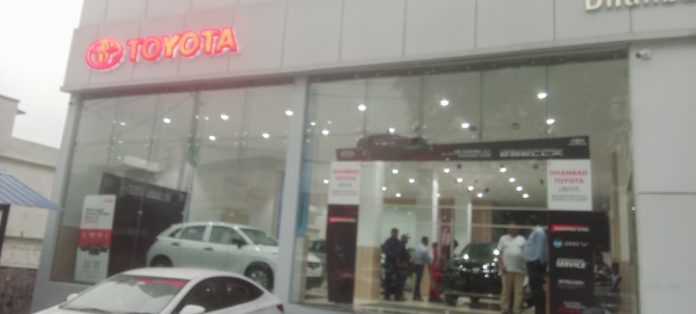 Dhanbad Toyota Showroom Dispute: धनबाद टोयोटा शोरूम कर्मी ने लगाया जातिसूचक गाली और धमकी देने का आरोप, पुलिस जांच शुरू