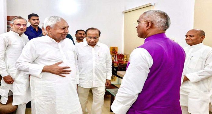 RCP Singh Nitish Meeting: RCP सिंह की नीतीश कुमार से मुलाकात पर बना सस्पेंस, 20 मिनट इंतजार के बाद लौटे; JDU वापसी पर दिया बड़ा संकेत
