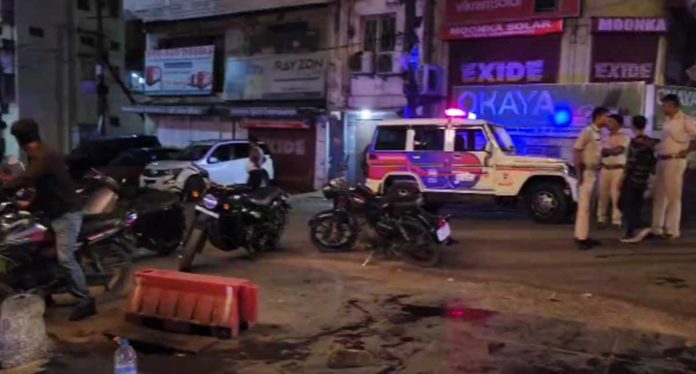 Jamshedpur News: बिष्टुपुर के डबल डाउन बार के बाहर चाकूबाजी, CCTV वीडियो वायरल, दो युवक गंभीर घायल