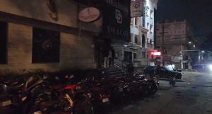 Jamshedpur News: बिष्टुपुर के डबल डाउन बार के बाहर चाकूबाजी, CCTV वीडियो वायरल, दो युवक गंभीर घायल