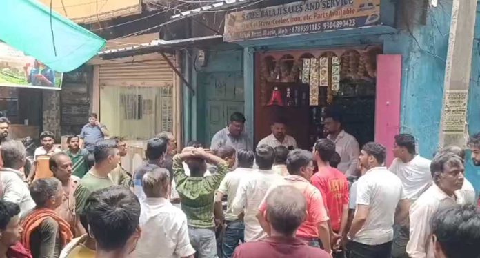 झरिया में खुद को बैंक एजेंट बताकर दुकानदार से मारपीट का आरोप, पत्नी से अभद्रता; दो आरोपी पुलिस हिरासत में