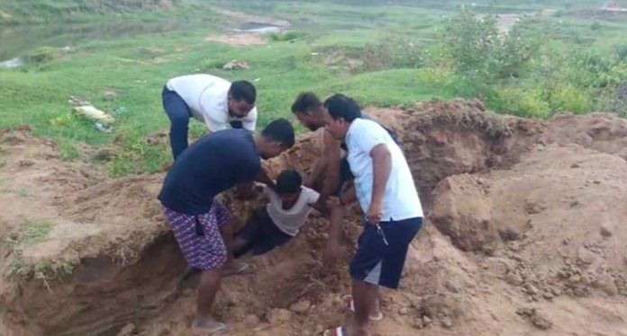 Giridih News: जमुआ के बेलकुंडी में अवैध बालू उठाव पर ग्रामीणों का गुस्सा, आंदोलन की चेतावनी