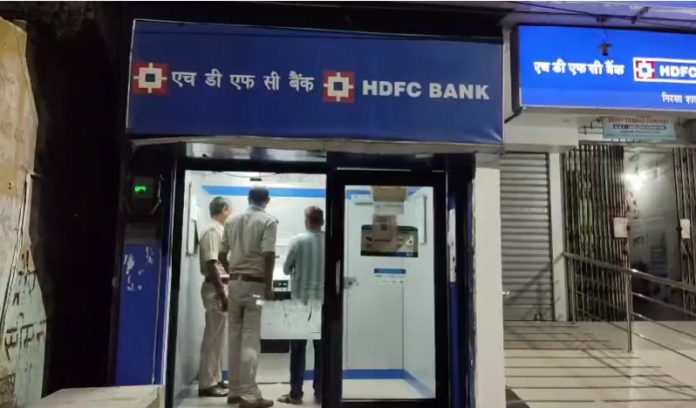 ATM बूथ में चिपके नंबर पर किया फोन, कुछ ही मिनटों में खाते से गायब हुए 55 हजार रुपये