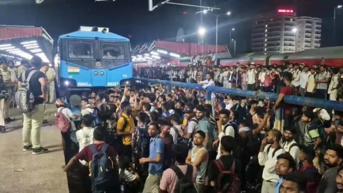 Patna: पाटलिपुत्र स्टेशन पर अभ्यर्थियों का हंगामा, ट्रेनों की कमी को लेकर किया प्रदर्शन