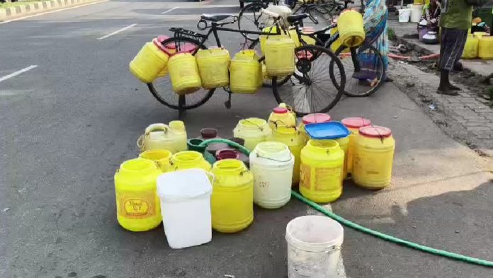 धनबाद में गहराया पेयजल संकट, पानी के लिए घंटों इंतजार कर रहे लोग