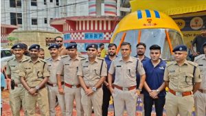 धनबाद में हेलमेट के आकार का अनोखा पुलिस पोस्ट, सड़क सुरक्षा का दे रहा खास संदेश 1 धनबाद हेलमेट पुलिस पोस्ट