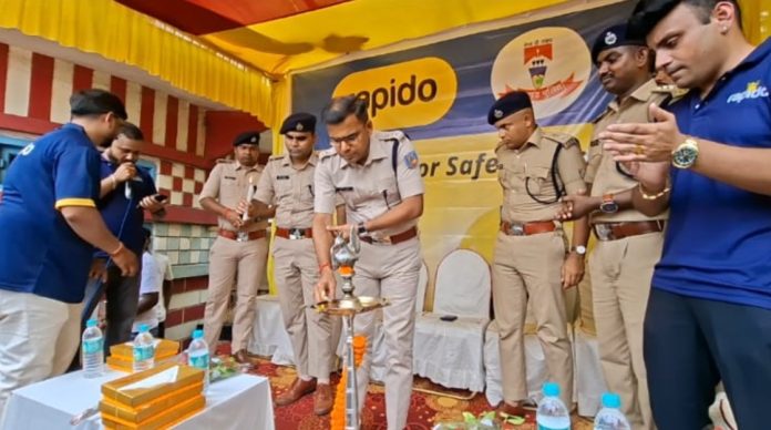धनबाद में हेलमेट के आकार का अनोखा पुलिस पोस्ट, सड़क सुरक्षा का दे रहा खास संदेश
