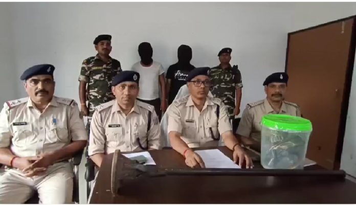 झरिया के शिव मंदिर चोरी मामले का खुलासा, 24 घंटे में दो आरोपी गिरफ्तार, पीतल का कलश और नाग देवता की मूर्ति बरामद