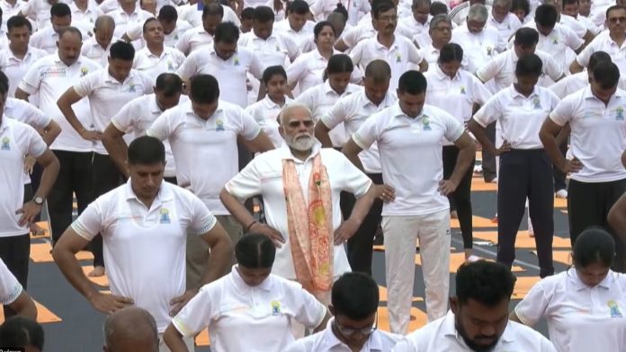 International Yoga Day 2026: कोलकाता रेड रोड पर PM मोदी ने किया योग, हजारों लोगों को सिखाए सही आसन, VIDEO हुआ वायरल