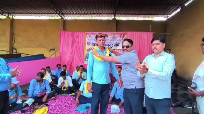 Dhanbad News: कुमारधुबी कोलियरी में 14 सूत्री मांगों को लेकर मजदूरों की अनिश्चितकालीन भूख हड़ताल शुरू