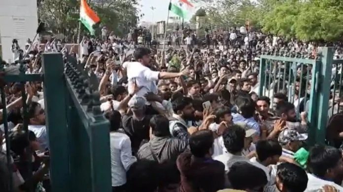 जयपुर में कॉकरोच जनता पार्टी के प्रदर्शन के दौरान अभिजीत दीपके पर हमला, दो युवकों ने जड़े थप्पड़