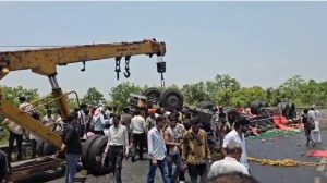 हजारीबाग: चरही घाटी में कोल्ड ड्रिंक लदा हाईवा पलटा, चालक केबिन में फंसा 2 image 6