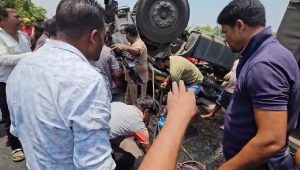 हजारीबाग: चरही घाटी में कोल्ड ड्रिंक लदा हाईवा पलटा, चालक केबिन में फंसा 1 image 7