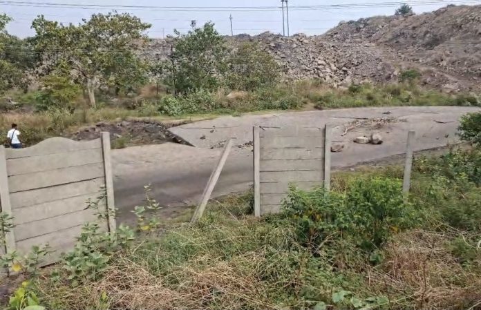 धनबाद में धंस रही 44.49 करोड़ की सड़क, मोहरीबांध में झरिया-बलियापुर रोड पर खतरा बढ़ा