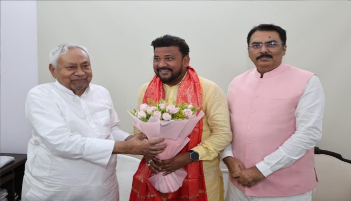 बांकीपुर उपचुनाव: भाजपा प्रत्याशी अभिषेक कुमार सिन्हा ने पूर्व मुख्यमंत्री नीतीश कुमार से की शिष्टाचार मुलाकात