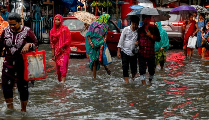 Monsoon Update:देशभर में मानसून का कहर, गुजरात-महाराष्ट्र समेत कई राज्यों में भारी बारिश से बाढ़ जैसे हालात