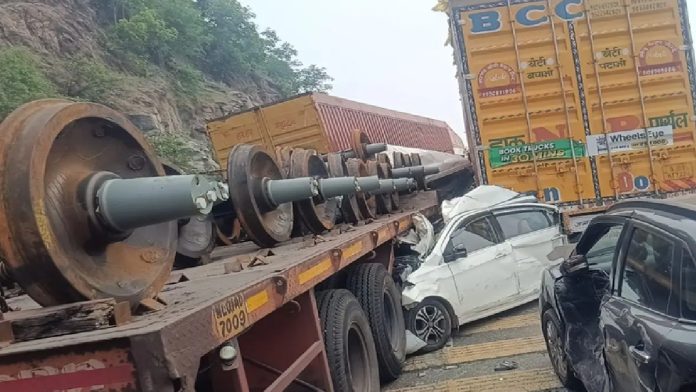 रामगढ़ चुटुपालू घाटी में ब्रेक फेल ट्रेलर का कहर, दो कारों को मारी टक्कर, बड़ा हादसा टला