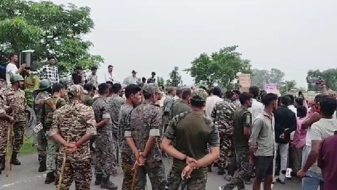 जमुआ में नीरज हाजरा हत्याकांड के विरोध में सड़क जाम, गिरफ्तारी की मांग पर प्रदर्शन