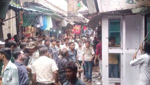 झरिया में नालियों पर चला नगर निगम का बुलडोजर, गांधी रोड से जूता पट्टी तक हटाया गया अतिक्रमण