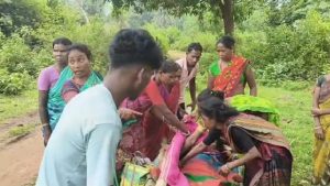 पीरटांड़ में सड़क बनी मुसीबत, एंबुलेंस नहीं पहुंची तो गर्भवती को खाट पर पहुंचाया अस्पताल 3 पीरटांड़ में सड़क बनी मुसीबत, एंबुलेंस नहीं पहुंची तो गर्भवती को खाट पर पहुंचाया अस्पताल