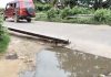 बिरसा पुल पर सुरक्षा में बड़ी लापरवाही, टूटा क्रैश बैरियर और गायब सोलर लाइट से हादसे का खतरा बिरसा पुल पर सुरक्षा में बड़ी लापरवाही, टूटा क्रैश बैरियर और गायब सोलर लाइट से हादसे का खतरा