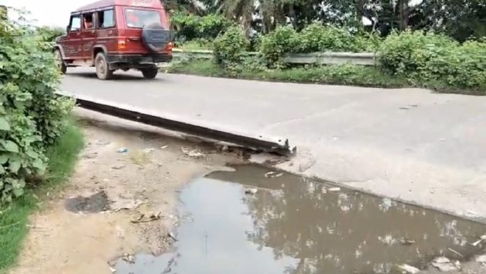 बिरसा पुल पर सुरक्षा में बड़ी लापरवाही, टूटा क्रैश बैरियर और गायब सोलर लाइट से हादसे का खतरा