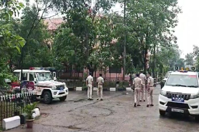 रामगढ़ सिविल कोर्ट को बम से उड़ाने की धमकी, एसपी को मिला बंगला भाषा में ईमेल, सुरक्षा बढ़ाई गई