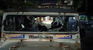 झरिया में शराबियों का बवाल, पुलिस वाहन पर पथराव और सुतली बम से मची अफरा-तफरी