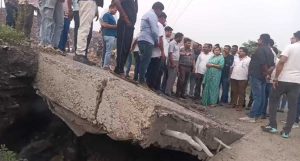 झरिया-बलियापुर की ₹44 करोड़ की सड़क एक साल में धंसी, BCCL और पथ निर्माण विभाग आमने-सामने 1