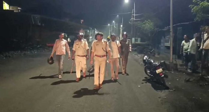 झरिया में शराबियों का बवाल, पुलिस वाहन पर पथराव और सुतली बम से मची अफरा-तफरी 1