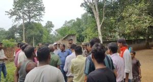 Giridih Land Dispute: SAR भ्रमण के दौरान उपायुक्त को ग्रामीणों ने रोका, विवादित जमीन पर दोनों पक्षों ने रखी अपनी-अपनी बात 2 Giridih Land Dispute